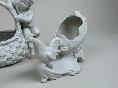 École XXe. 
Suite of three porcelain cookie...