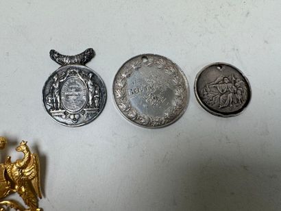Three silver medals.
Weight: 47 g.
(wear).
A...