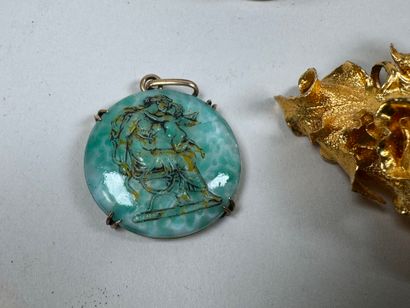 Lot comprising two circular boxes, one with...