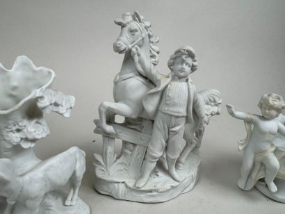 École XXe. 
Suite of three small porcelain...