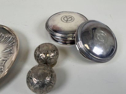 Silver lot including :
- a cup and saucer...