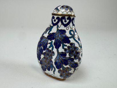 ASIA, 20th century.
Cloisonné brass snuffbox...