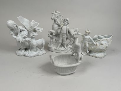 École XXe. 
Suite of three small porcelain...