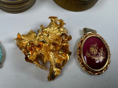 Lot comprising two circular boxes, one with...