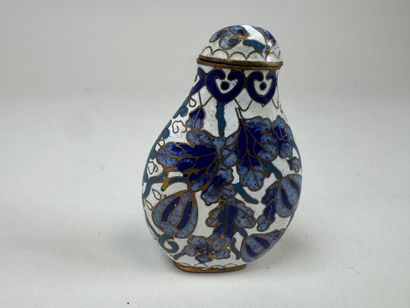 ASIA, 20th century.
Cloisonné brass snuffbox...