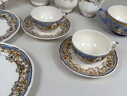 GIEN.
Polychrome earthenware coffee service...