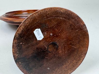 Circular table mirror in turned wood.
H....