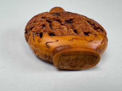 ASIA, 20th century.
Carved boxwood snuffbox...