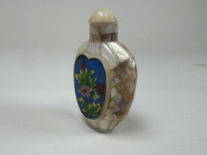 ASIA, 20th century.
Mother-of-pearl plate...