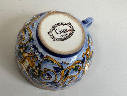 GIEN.
Polychrome earthenware coffee service...