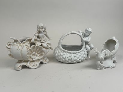 École XXe. 
Suite of three porcelain cookie...