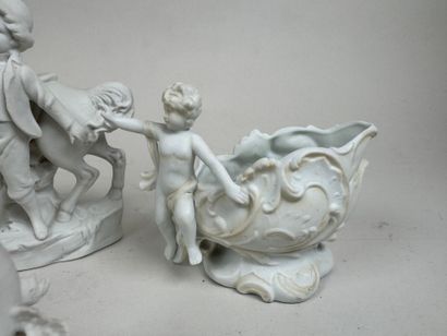 École XXe. 
Suite of three small porcelain...