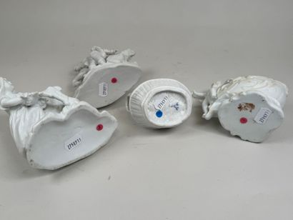 École XXe. 
Suite of three small porcelain...