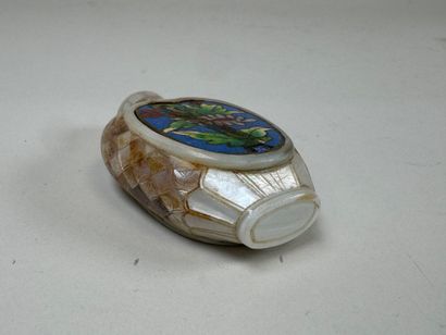 ASIA, 20th century.
Mother-of-pearl plate...