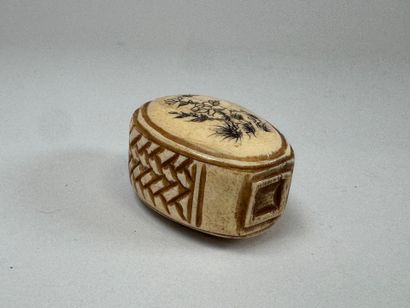 ASIA, 20th century.
Carved and engraved bone...