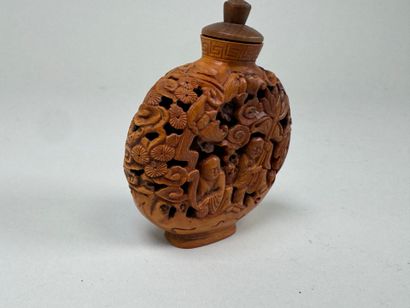 ASIA, 20th century.
Carved boxwood snuffbox...