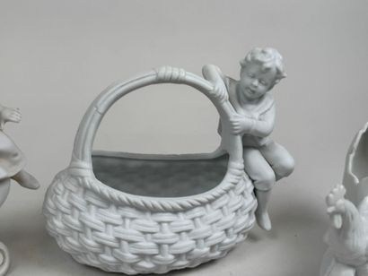 École XXe. 
Suite of three porcelain cookie...