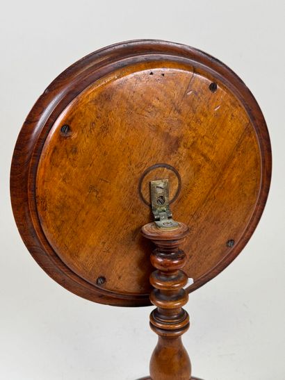 Circular table mirror in turned wood.
H....