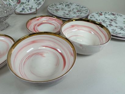 Lot including:
- 5 polychrome porcelain dinner...