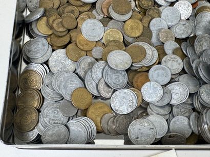Lot of loose coins including Francs and foreign...