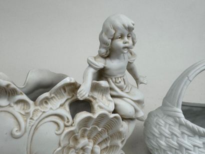 École XXe. 
Suite of three porcelain cookie...