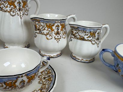 GIEN.
Polychrome earthenware coffee service...
