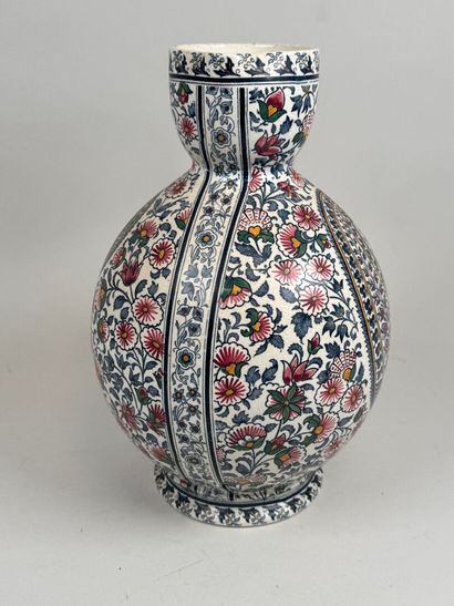 GIEN.
Cachemire model.
Large polychrome earthenware...