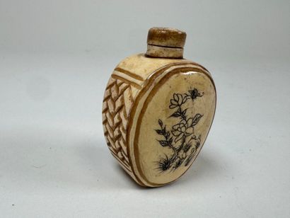 ASIA, 20th century.
Carved and engraved bone...