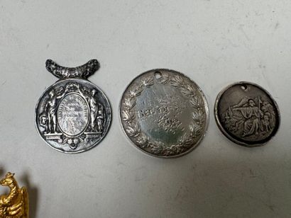 Three silver medals.
Weight: 47 g.
(wear).
A...