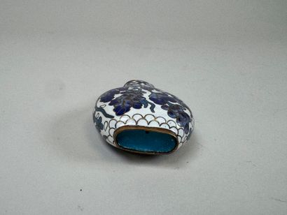 ASIA, 20th century.
Cloisonné brass snuffbox...