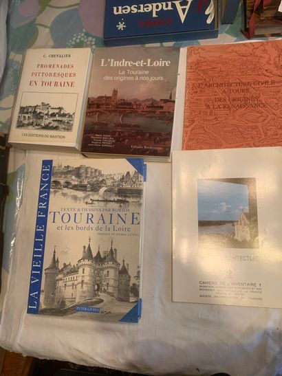 TOURAINE
11 vol. brochés ou reliés de format...