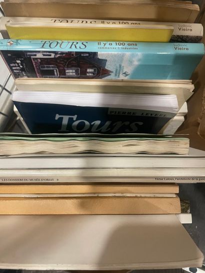 TOURS
Environ 30 volumes ou plaquettes modernes...