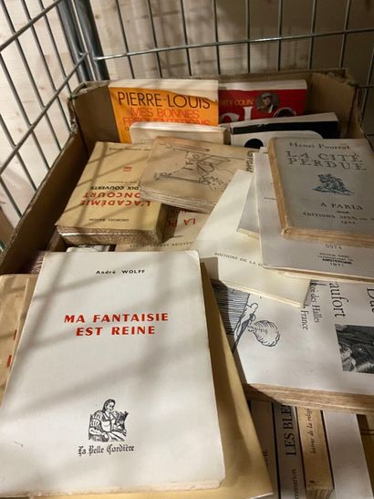 Env. 60 volumes ou plaquette brochés, milieu...