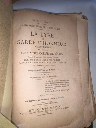 [MUSIQUE RELIGIEUSE]
Environ 17 vol. de formats...