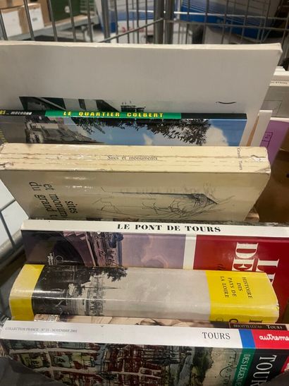 TOURS
Environ 30 volumes ou plaquettes modernes...