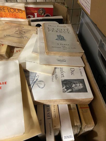 Env. 60 volumes ou plaquette brochés, milieu...
