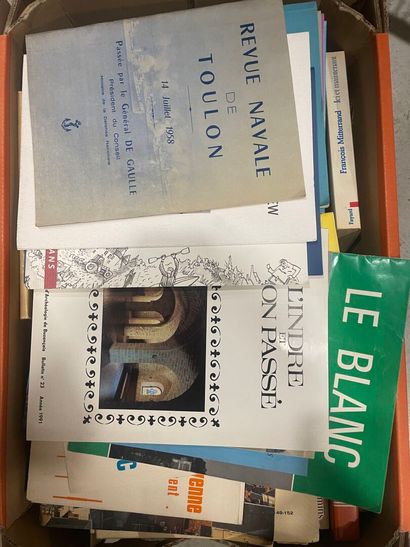 Lot comprising some forty novels, literature,...