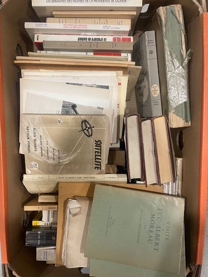 Environ 60 volumes ou plaquettes brochés...