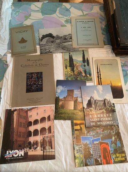 [DIVERS RELIGIEUX - REGIONALISME]
Environ...