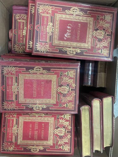 [CARTONNAGES HACHETTE XIXEME]
Environ 32...