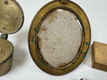 Small lot of display items including : 
-...