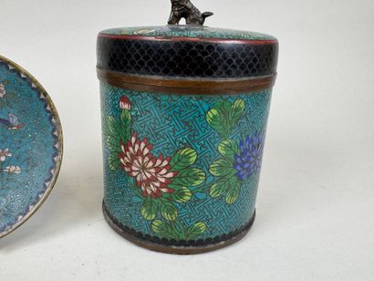 CHINA, 20th century.
Cylindrical pot in cloisonné...