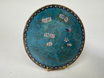 CHINA, 20th century.
Cylindrical pot in cloisonné...