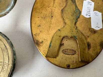 Small lot of display items including : 
-...
