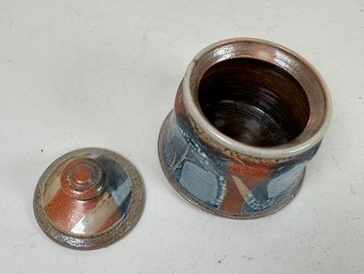Le DON workshop.
Covered pot in polychrome...