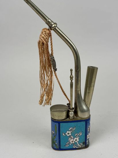 TIBET, 20th century.
Pipe in metal and cloisonné...