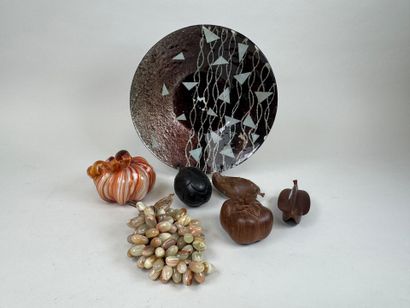 Lot including :
- 4 wooden fruits.
- a bunch...