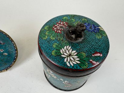 CHINA, 20th century.
Cylindrical pot in cloisonné...