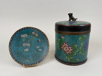 CHINA, 20th century.
Cylindrical pot in cloisonné...