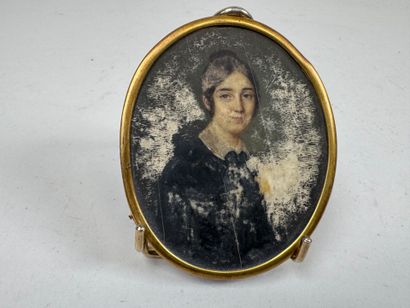 School, 19th century.
Portrait of a woman.
Oval...